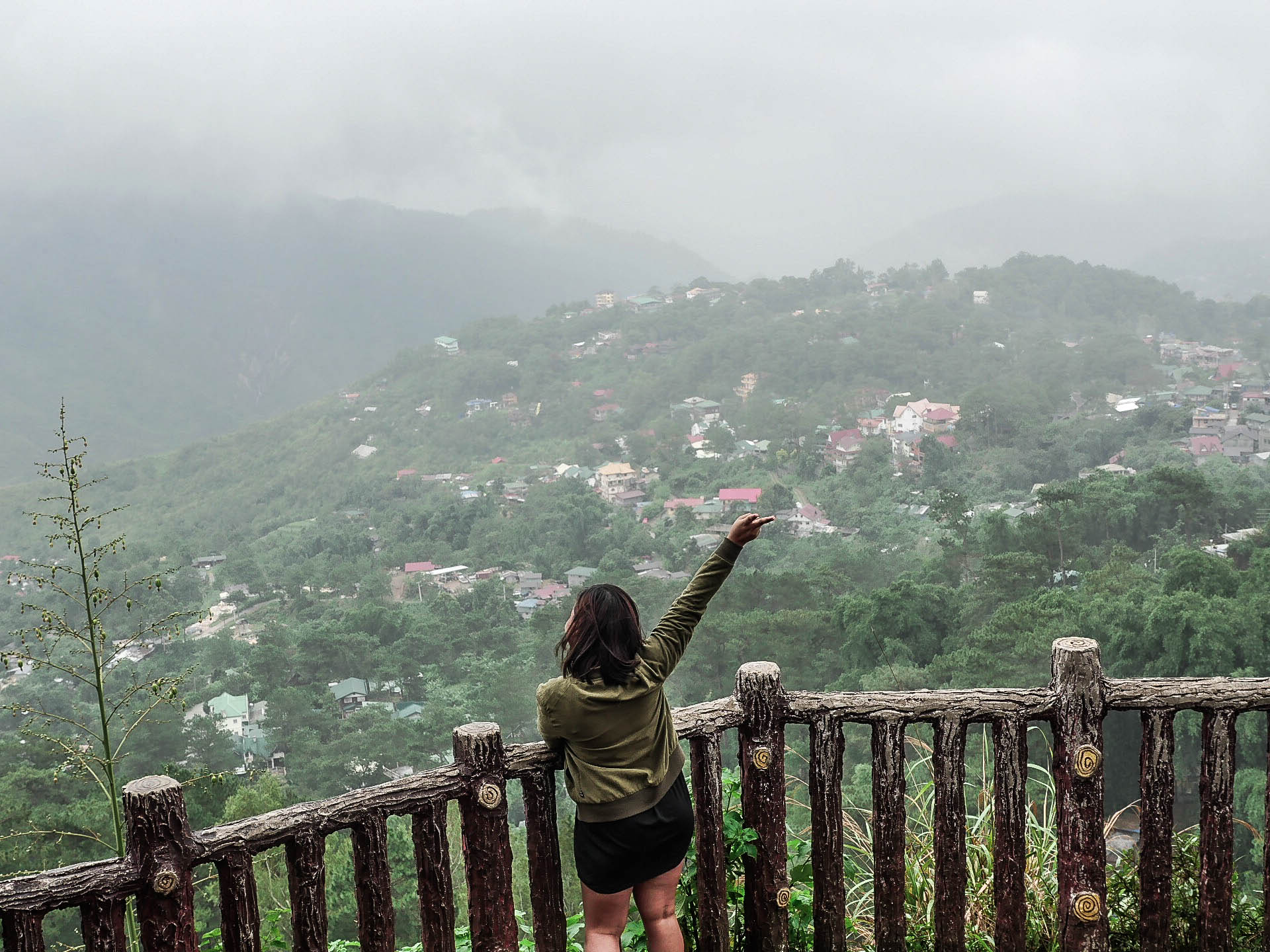 filipino girl waving at Mines View Park in baguio city philippines
